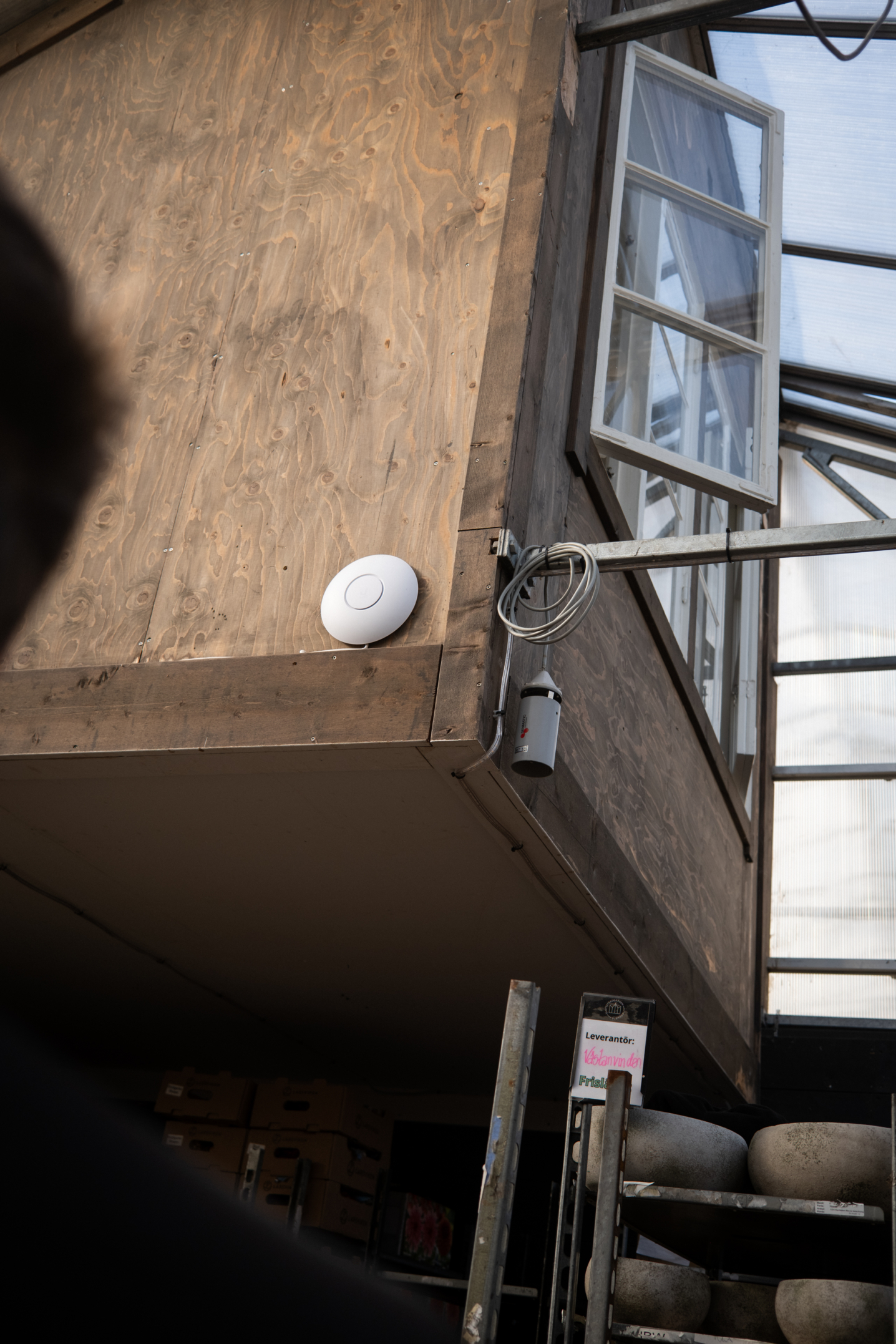 Wifi accesspunkt på vägg