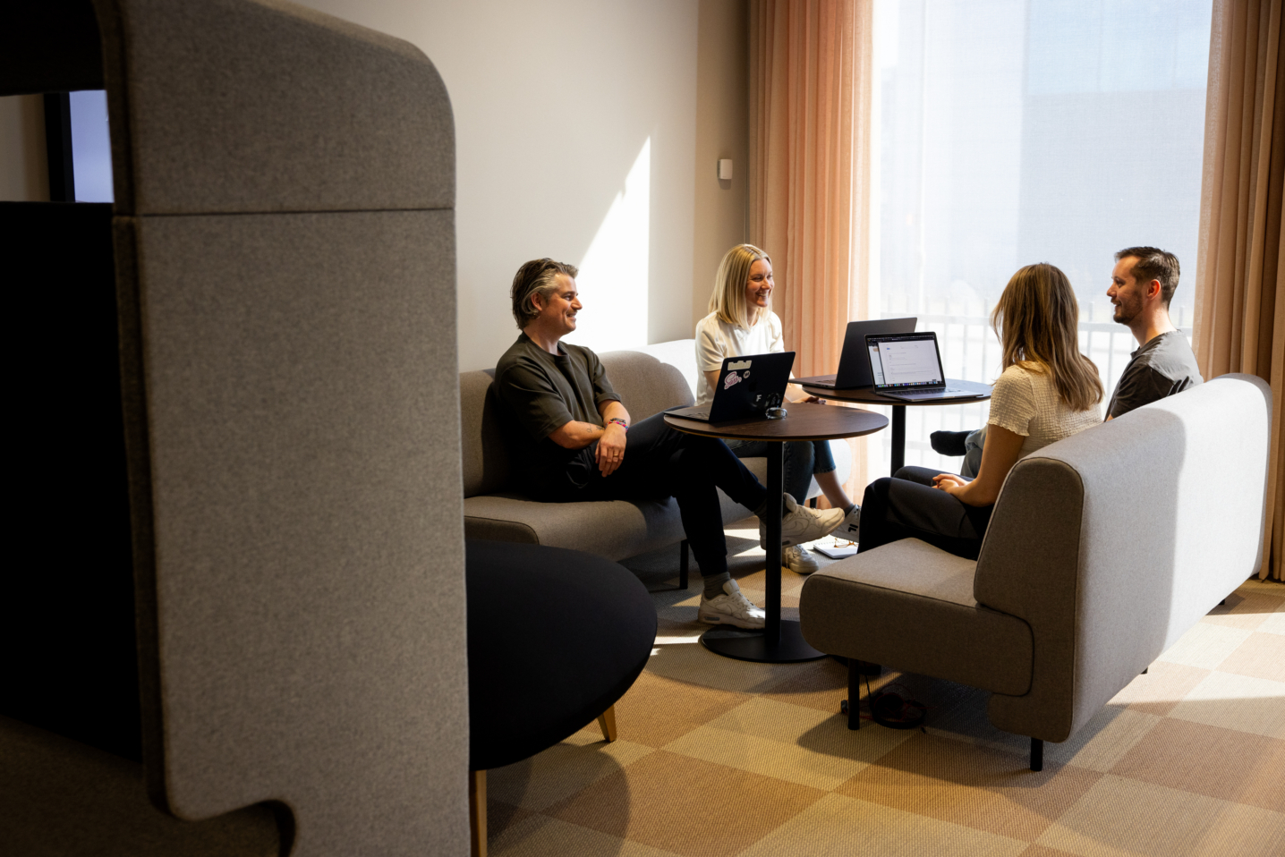 Mirvas personal som sitter på kontoret och pratar